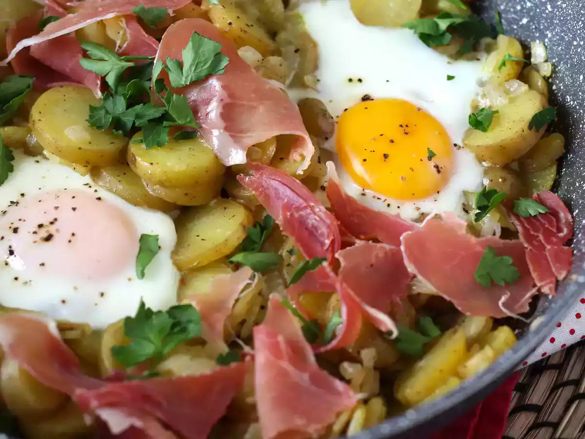 Huevos rotos, den supernemme spanske opskrift baseret på kartofler og æg - foto 2