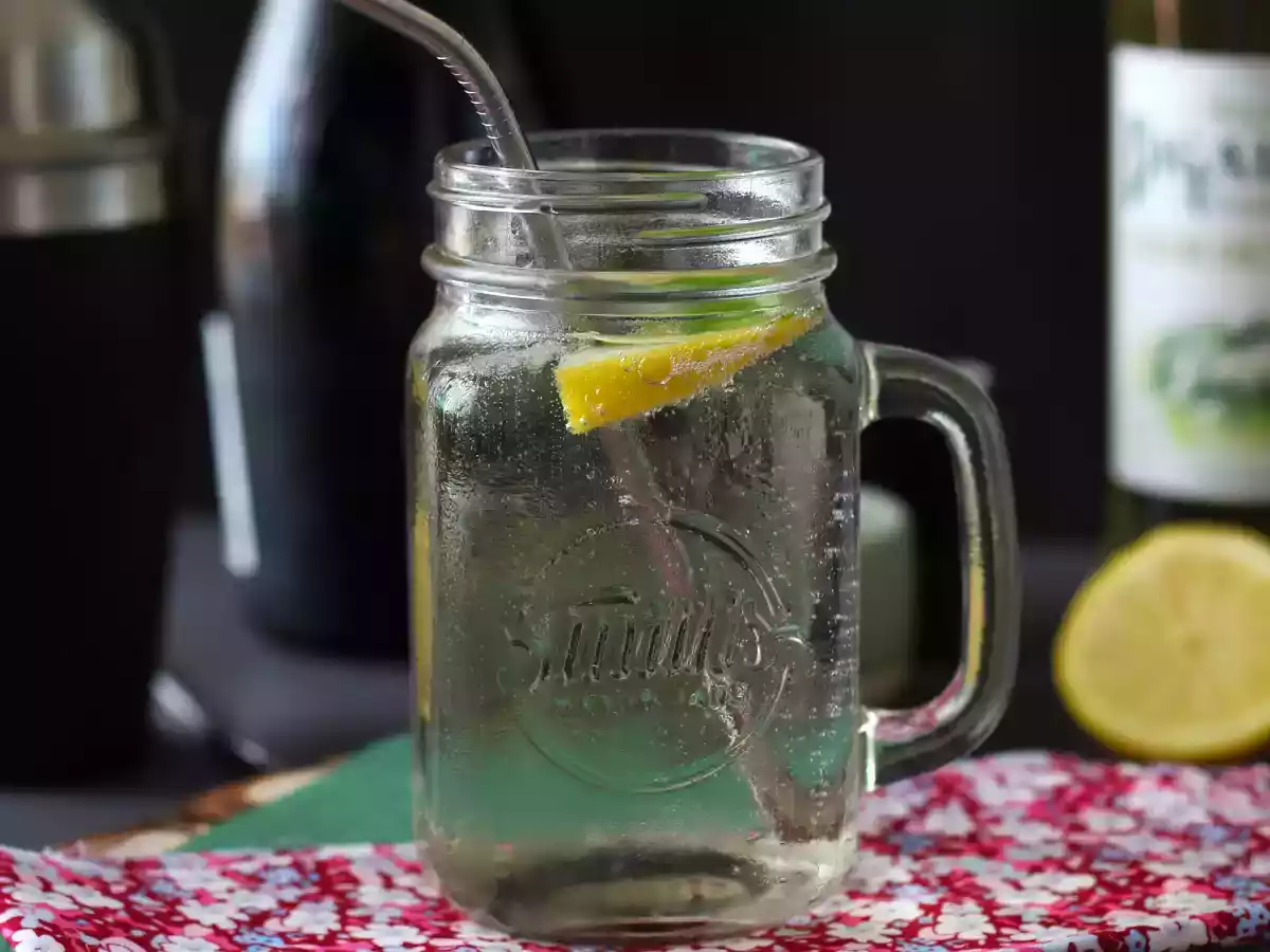 Hugo Spritz med hyldeblomstsirup, en frisk og sød cocktail