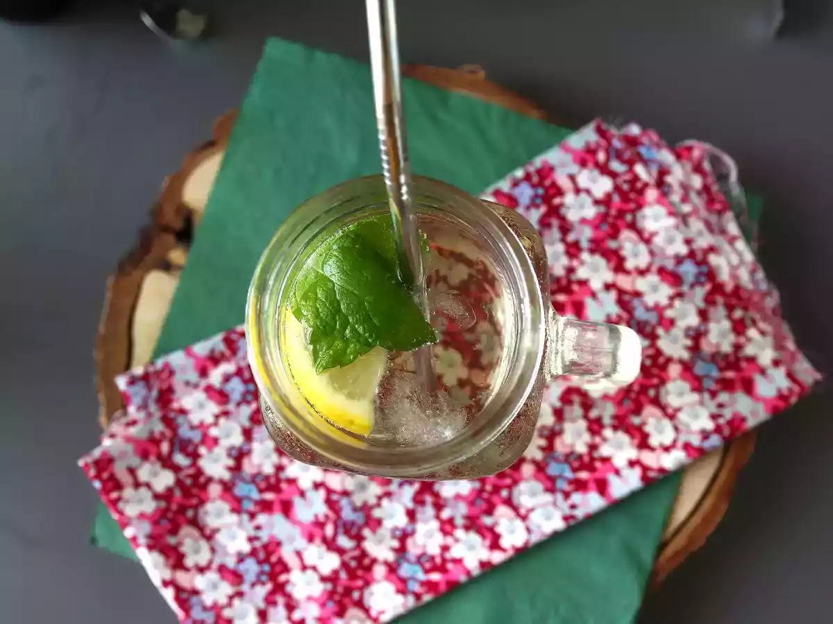 Hugo Spritz med hyldeblomstsirup, en frisk og sød cocktail - foto 2