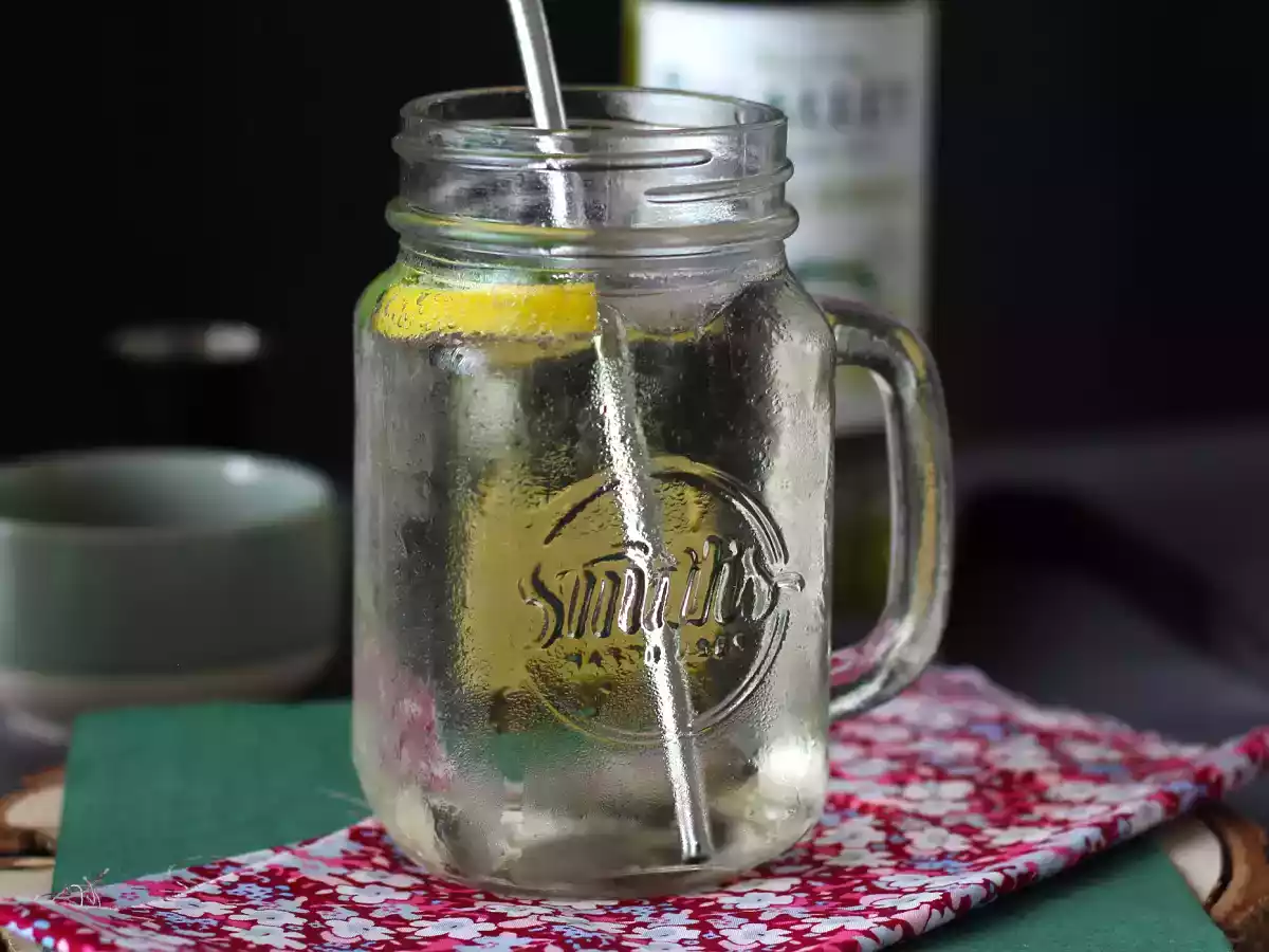 Hugo Spritz med hyldeblomstsirup, en frisk og sød cocktail - foto 3