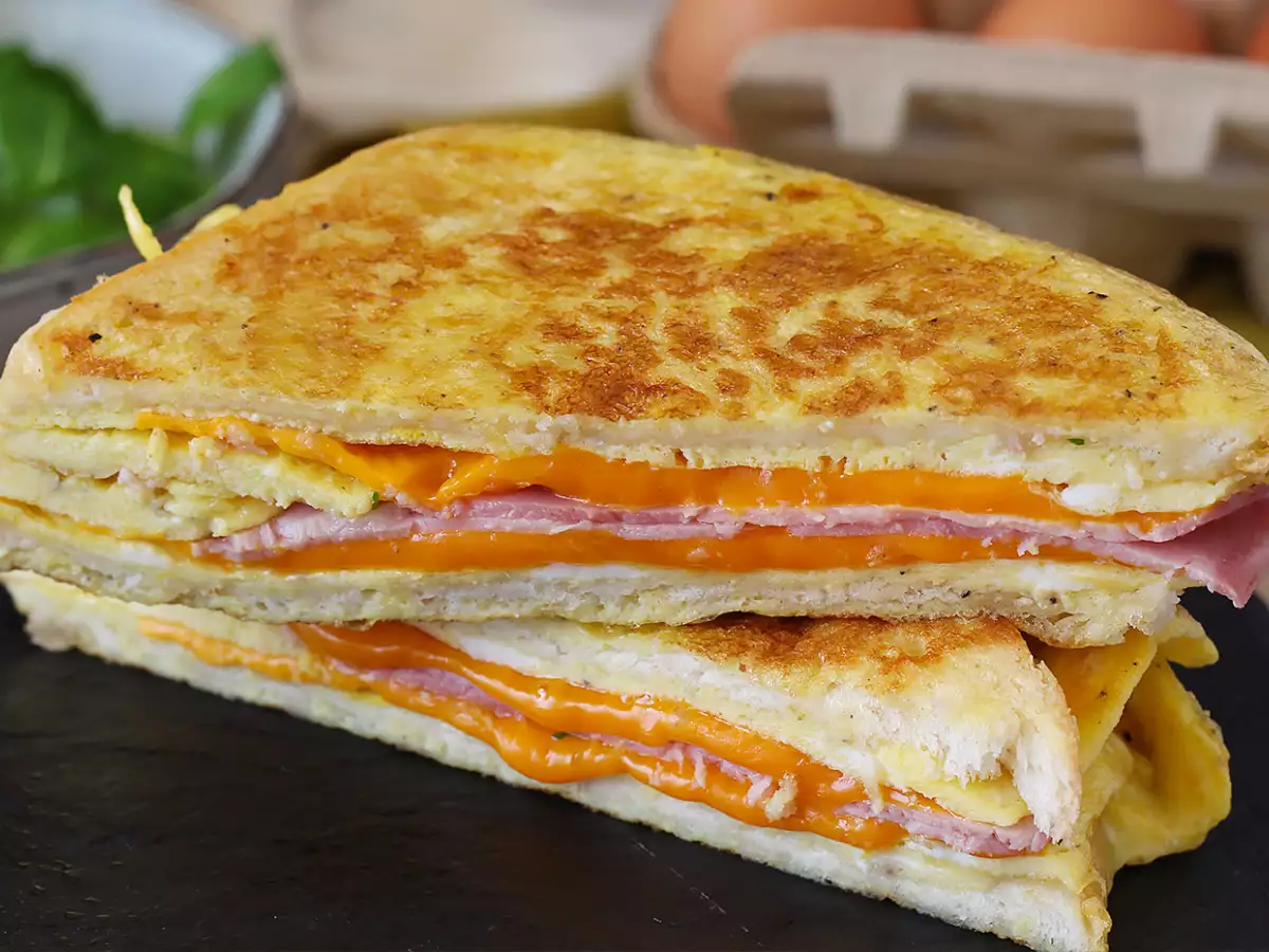 Hurtig omeletsandwich – French toast-omeletsandwich – æggesandwich-hack - foto 3