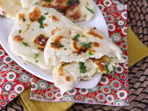 Opskrift Hurtige naanbrød med ost