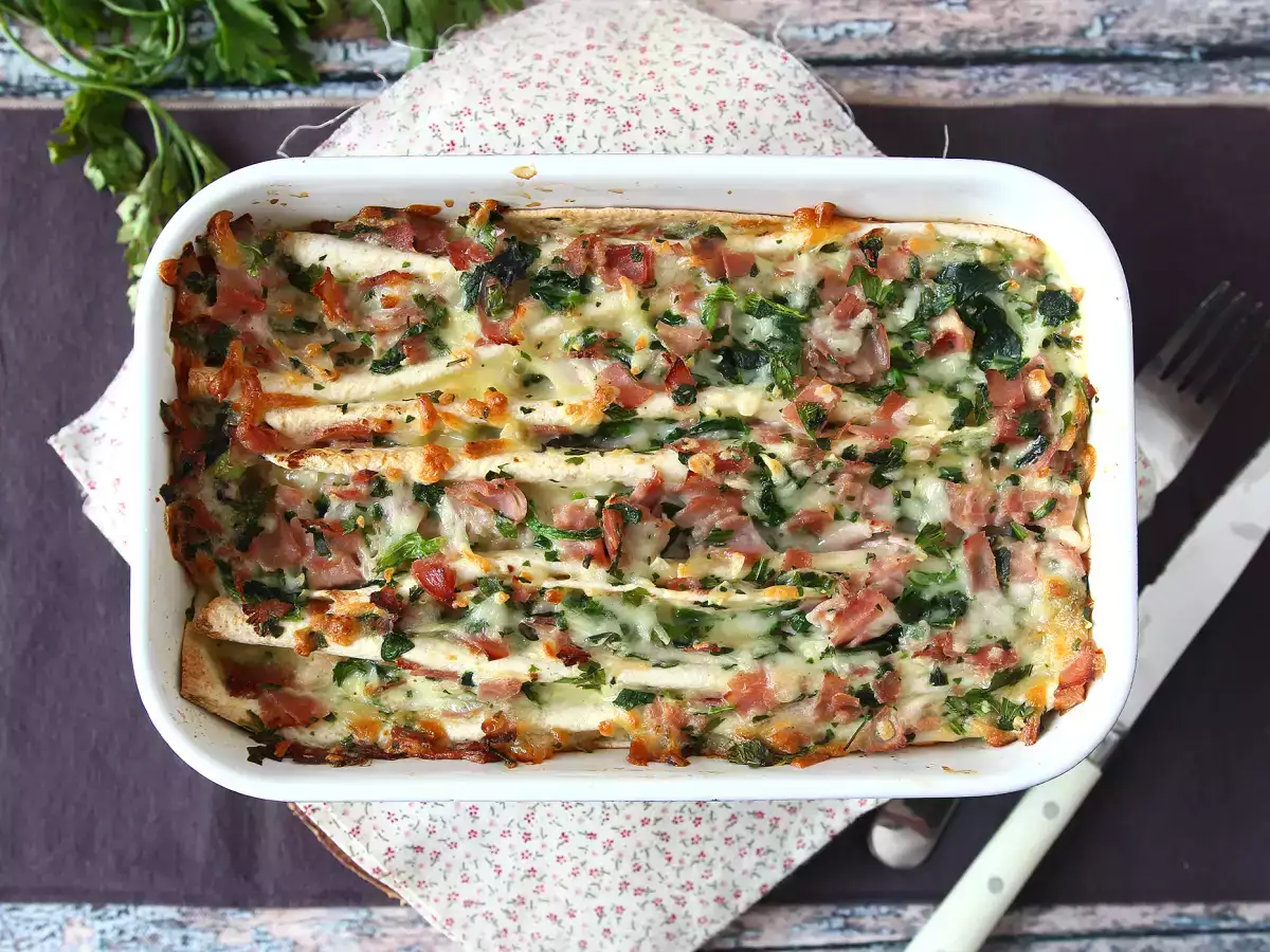 Hvad kan man lave med tortillas? Skinke-, spinat- og mozzarellagratin i crinkle cake-stil - foto 5