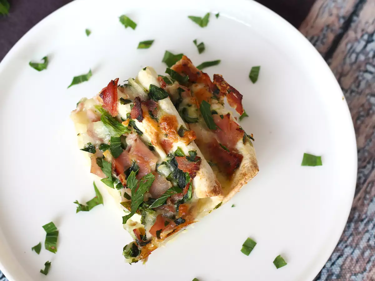 Hvad kan man lave med tortillas? Skinke-, spinat- og mozzarellagratin i crinkle cake-stil - foto 6
