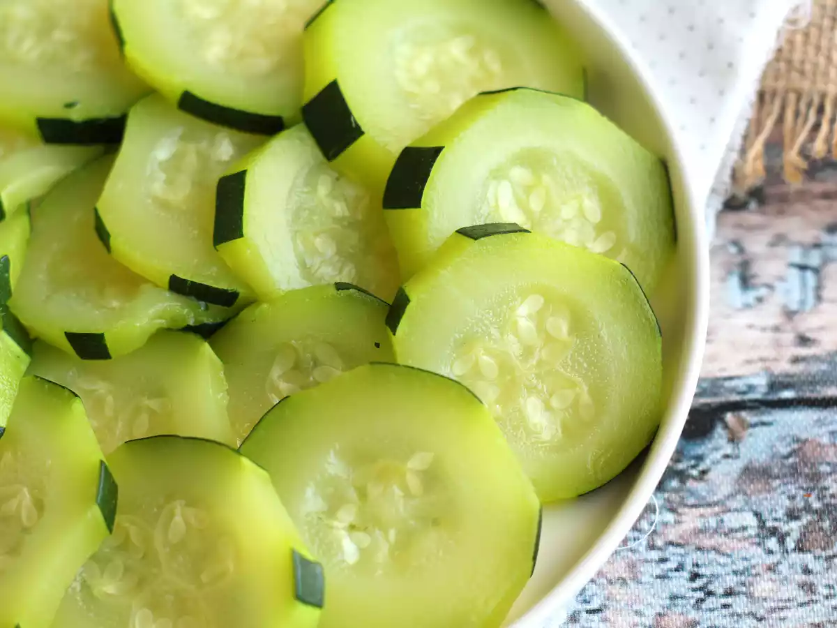 Hvordan koger jeg courgetter i vand?
