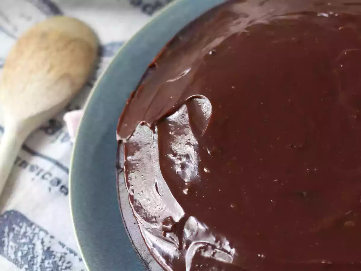 Hvordan laver man brigadeiro-glasur til kager? - foto 3