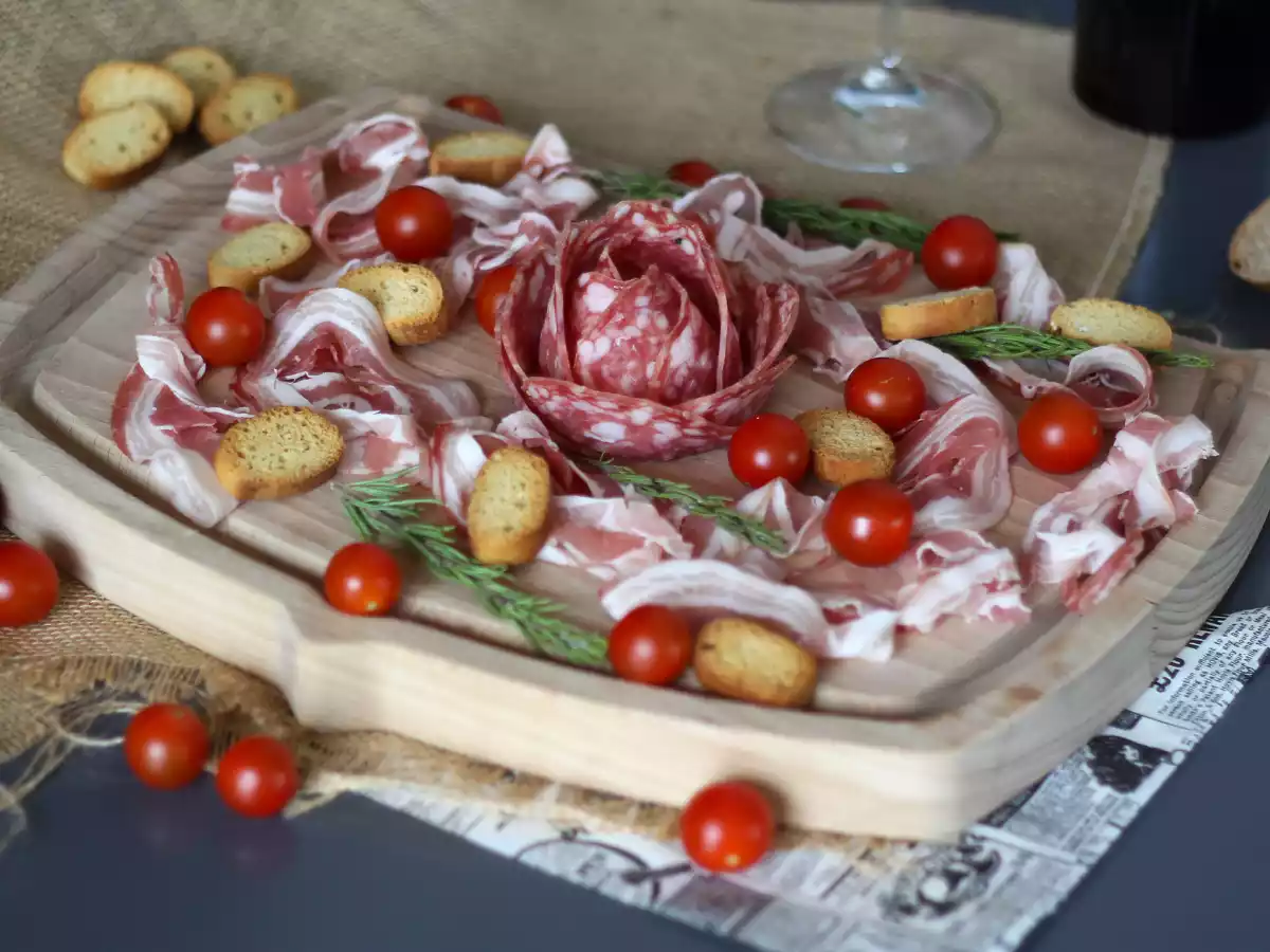 Hvordan laver man et charcuteri-fad? Fold det til en rosenform!