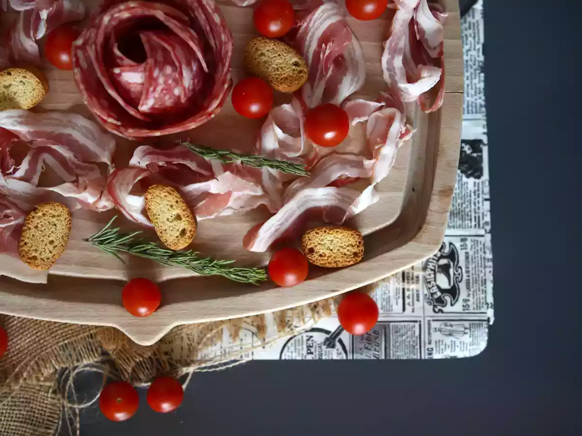 Hvordan laver man et charcuteri-fad? Fold det til en rosenform! - foto 3