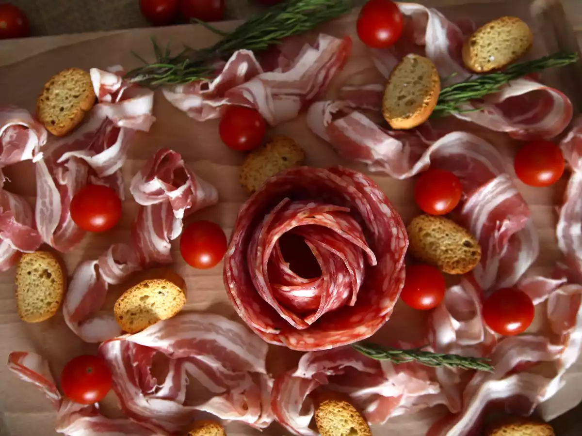 Hvordan laver man et charcuteri-fad? Fold det til en rosenform! - foto 4