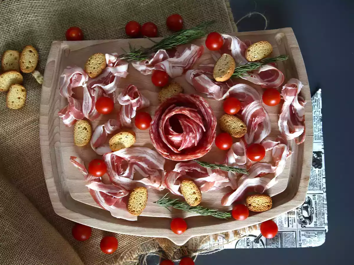 Hvordan laver man et charcuteri-fad? Fold det til en rosenform! - foto 5