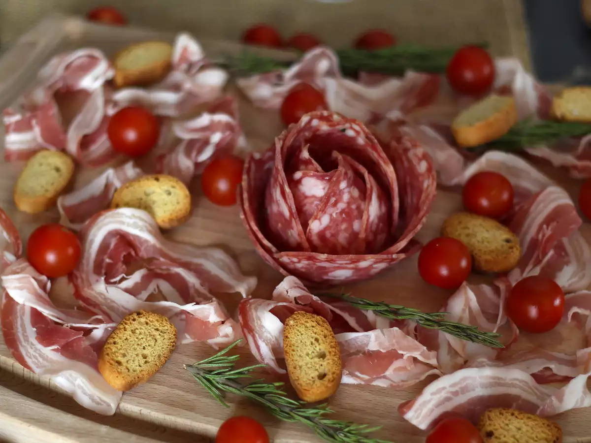 Hvordan laver man et charcuterifad? Fold charcuteriskiverne til en rose! - foto 2