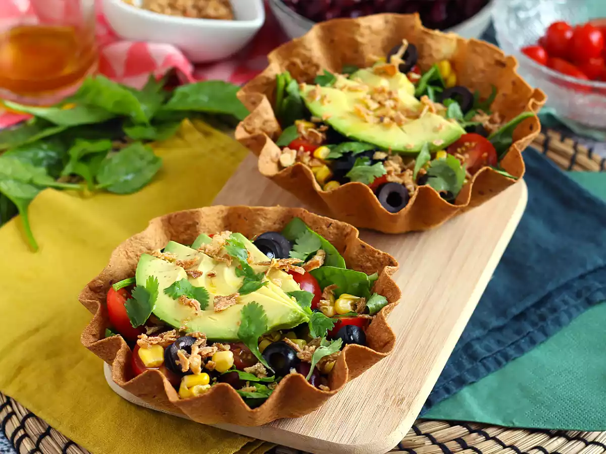 Hvordan laver man tortillaskåle? Den nemme salat uden opvask!