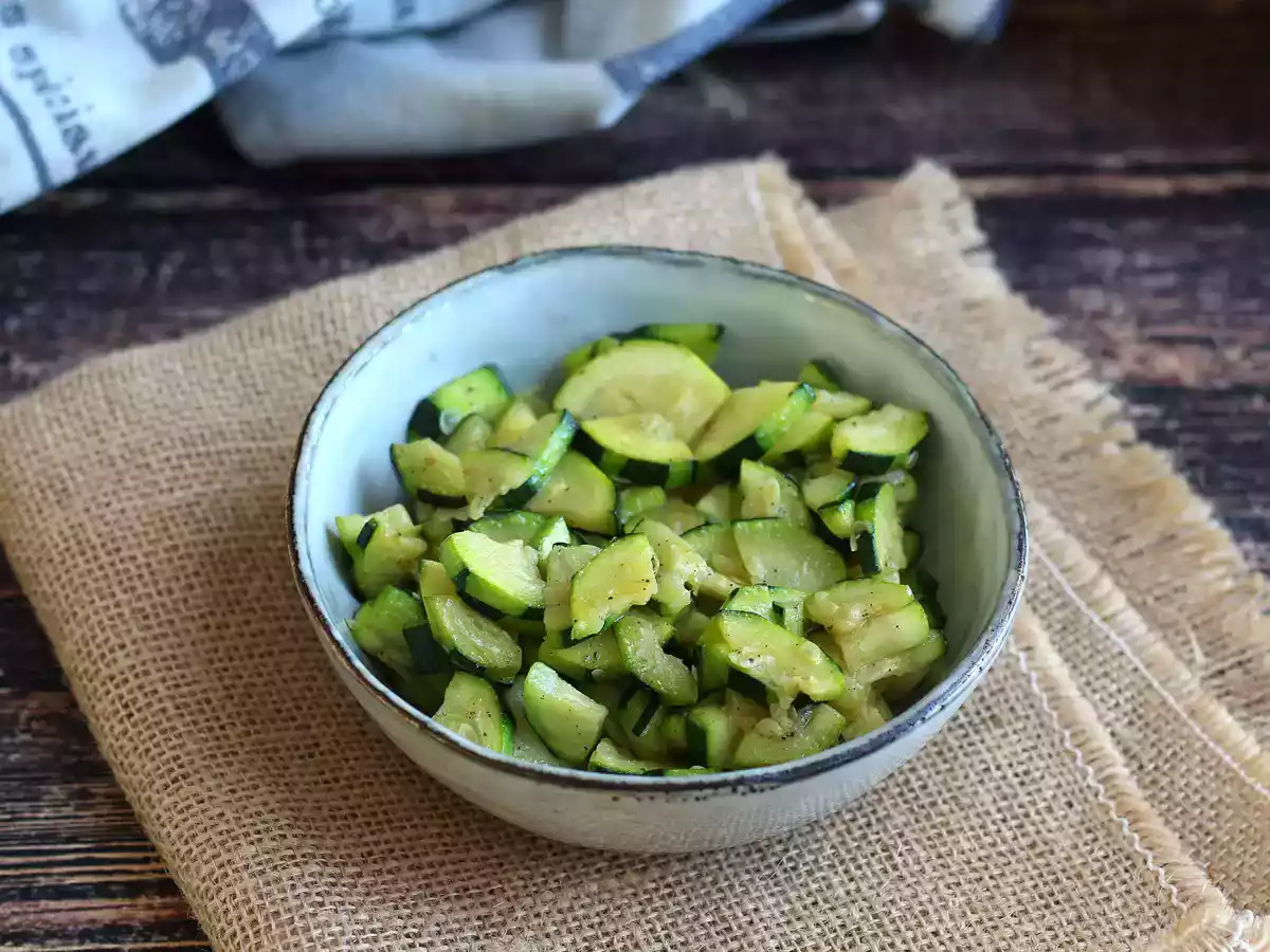 Hvordan steger jeg courgetter på panden?