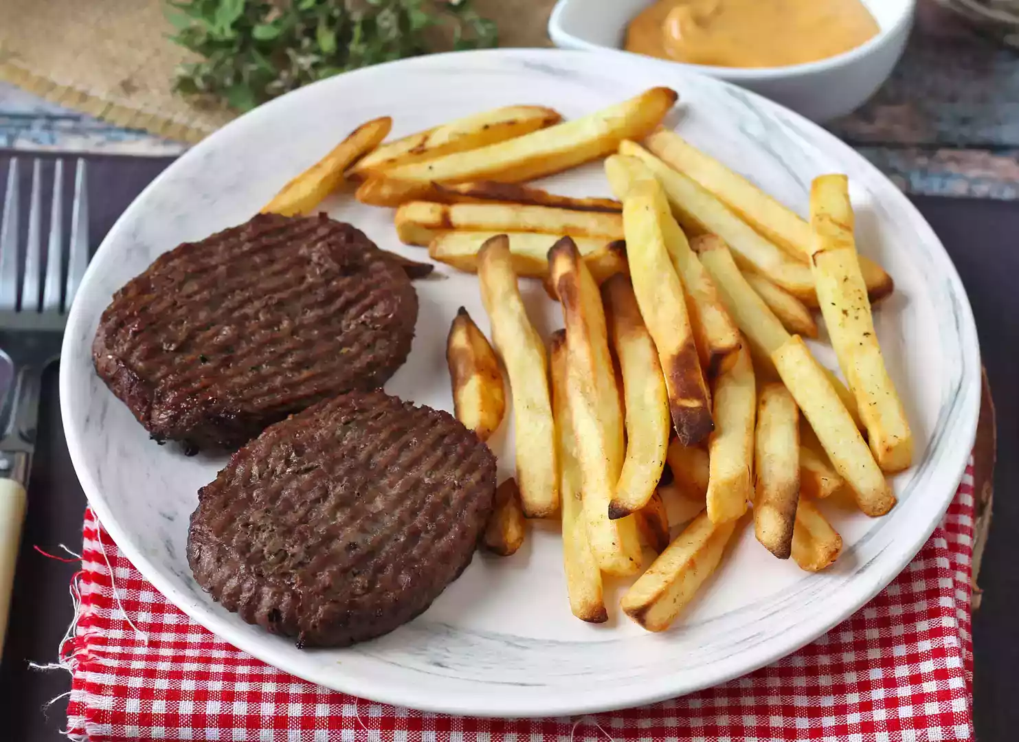 Hvordan tilbereder man en hakkebøf i air fryer?