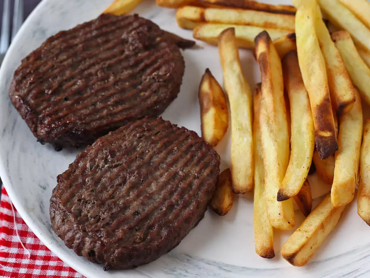 Hvordan tilbereder man hakkebøf i en airfryer? - foto 2