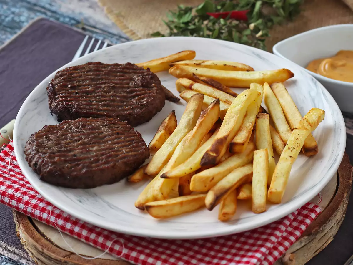 Hvordan tilbereder man hakkebøf i en airfryer? - foto 3