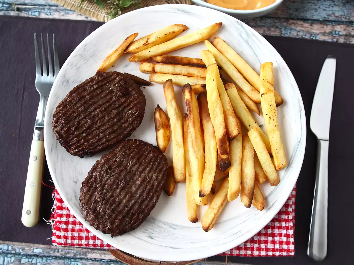 Hvordan tilbereder man hakkebøf i en airfryer? - foto 4