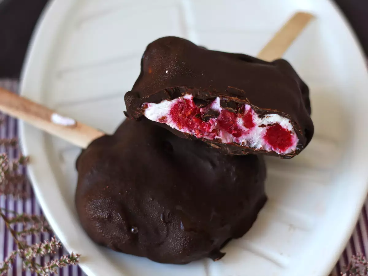 Is med skyr, hindbær og chokolade. Den sunde snack til solrige dage! - foto 4