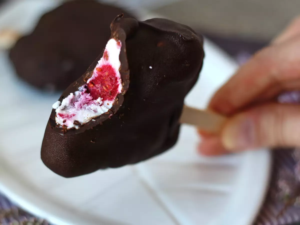 Is med skyr, hindbær og chokolade. Den sunde snack til solrige dage! - foto 5