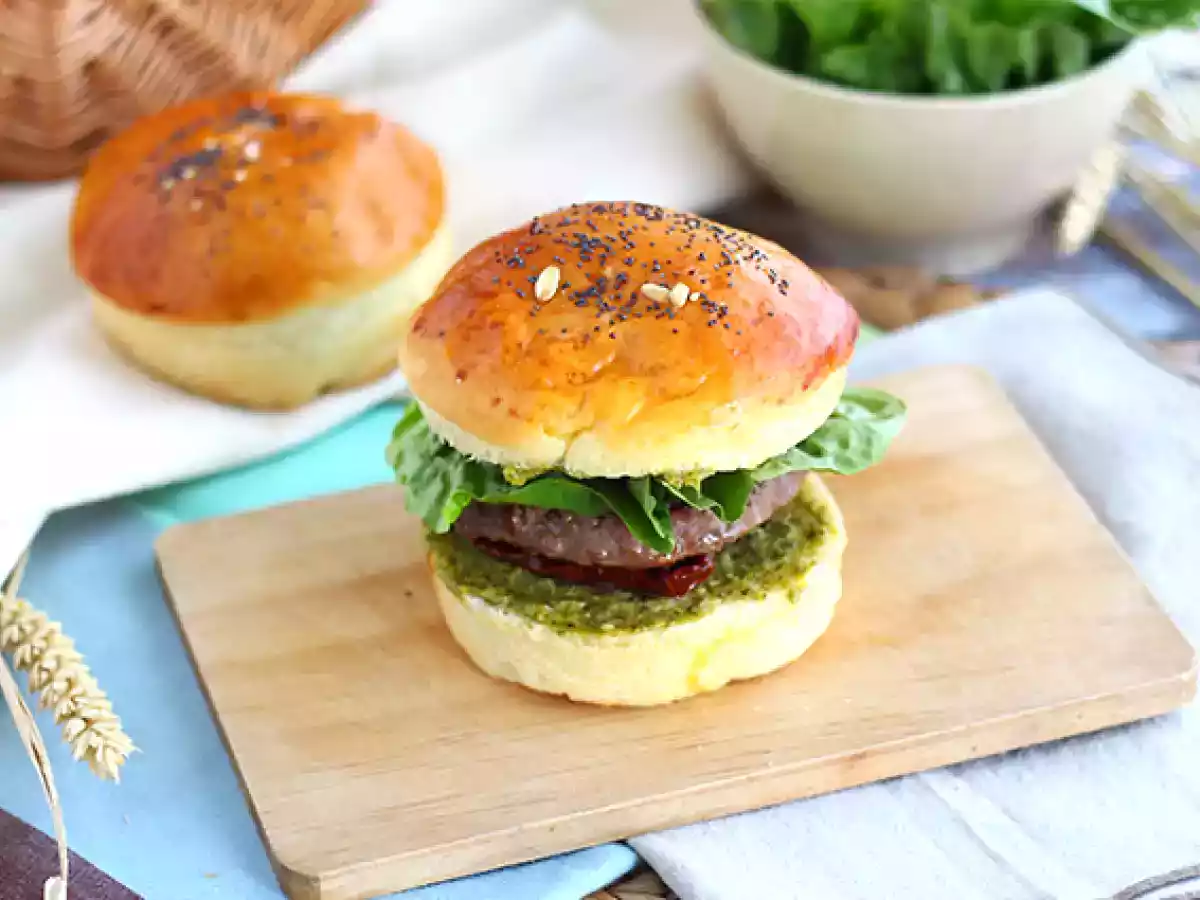 Italiensk burger: pestosauce, soltørrede tomater, mozzarella