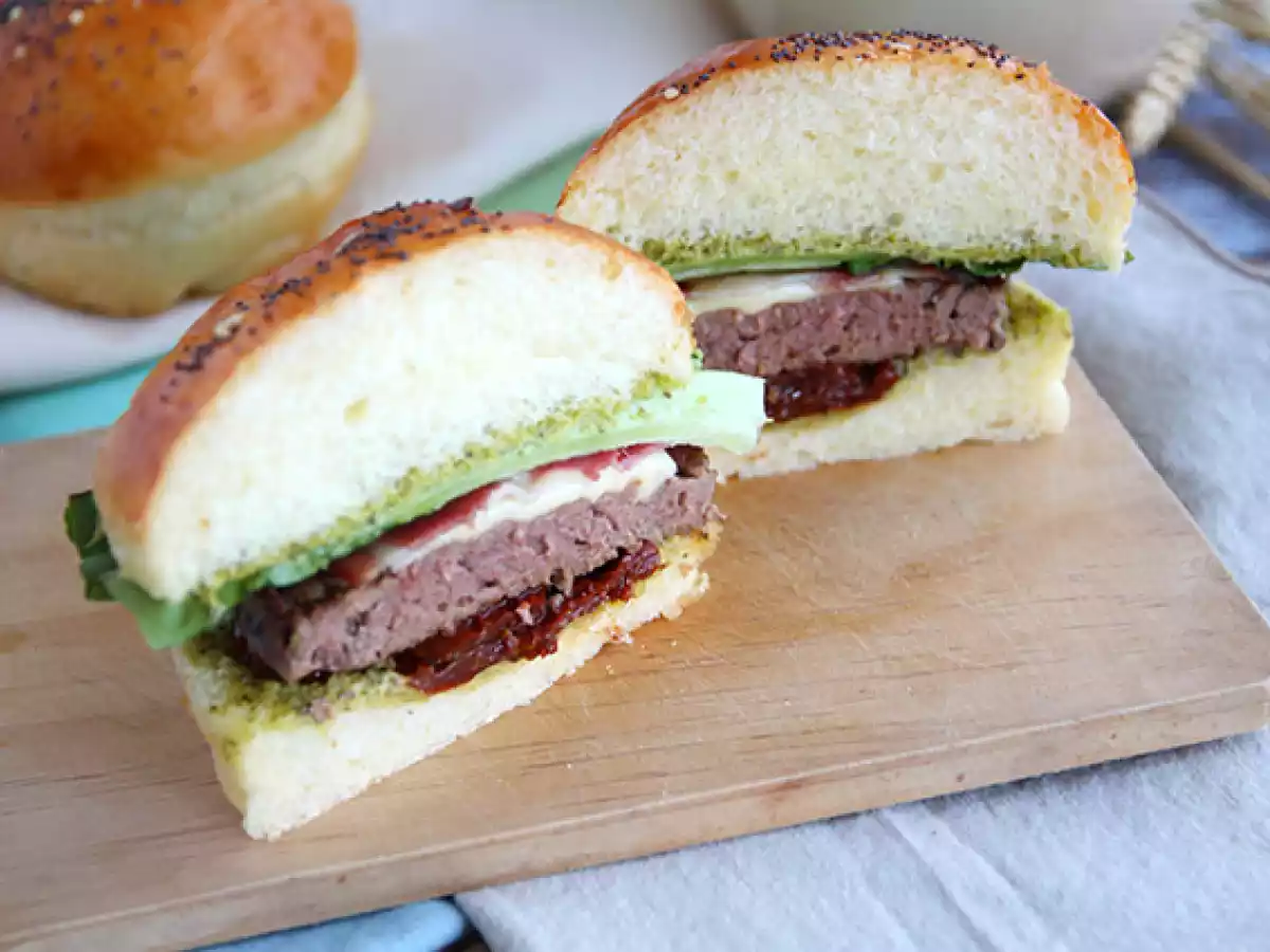 Italiensk burger: pestosauce, soltørrede tomater, mozzarella - foto 2