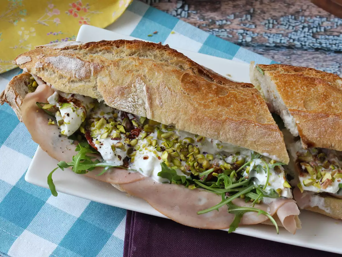 Italiensk gourmetsandwich med mortadella og burrataost - foto 2