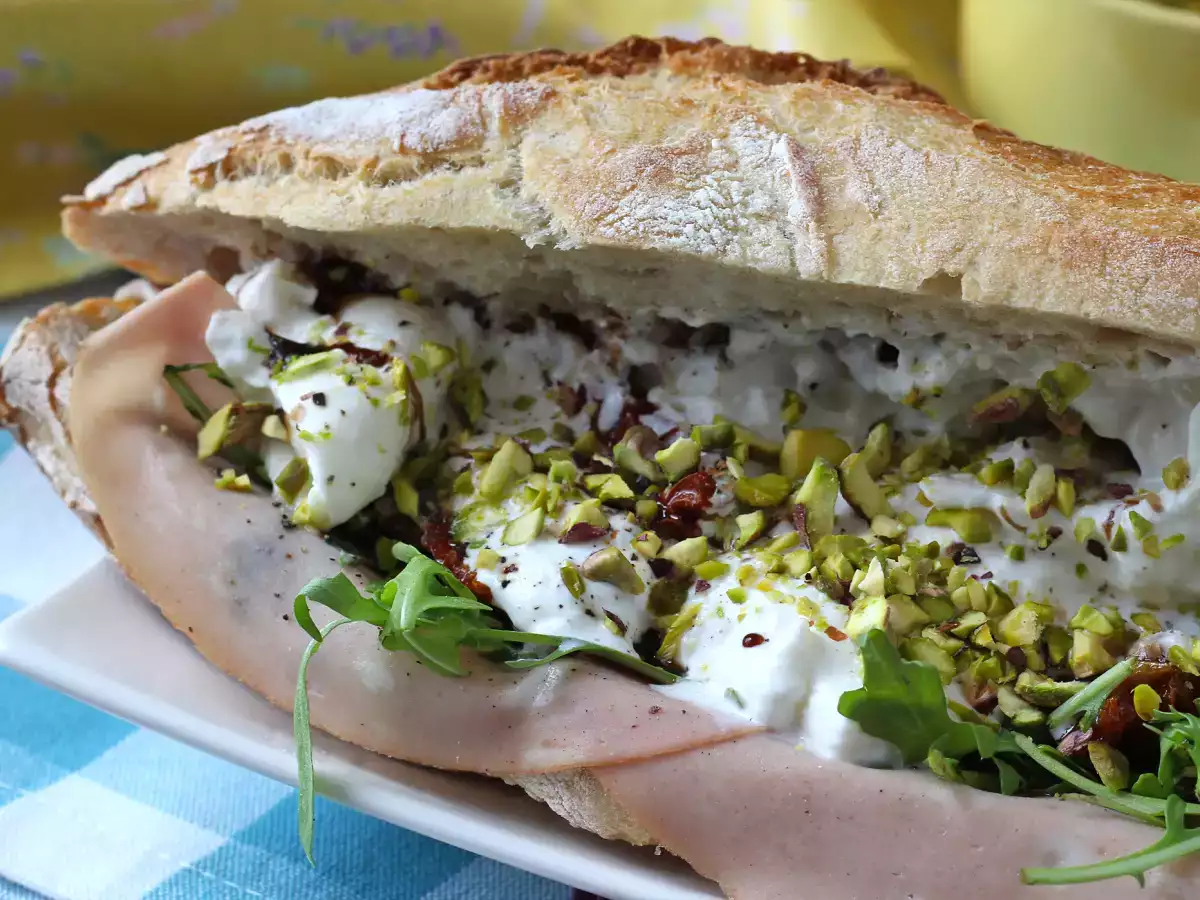 Italiensk gourmetsandwich med mortadella og burrataost - foto 3