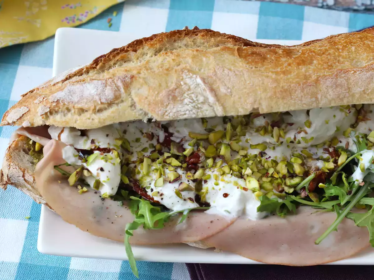 Italiensk gourmetsandwich med mortadella og burrataost - foto 4