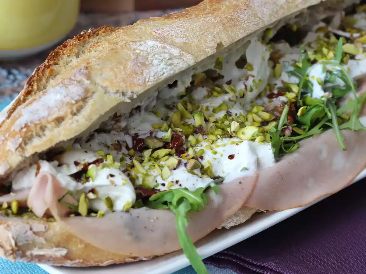 Italiensk gourmetsandwich med mortadella og burrataost - foto 5