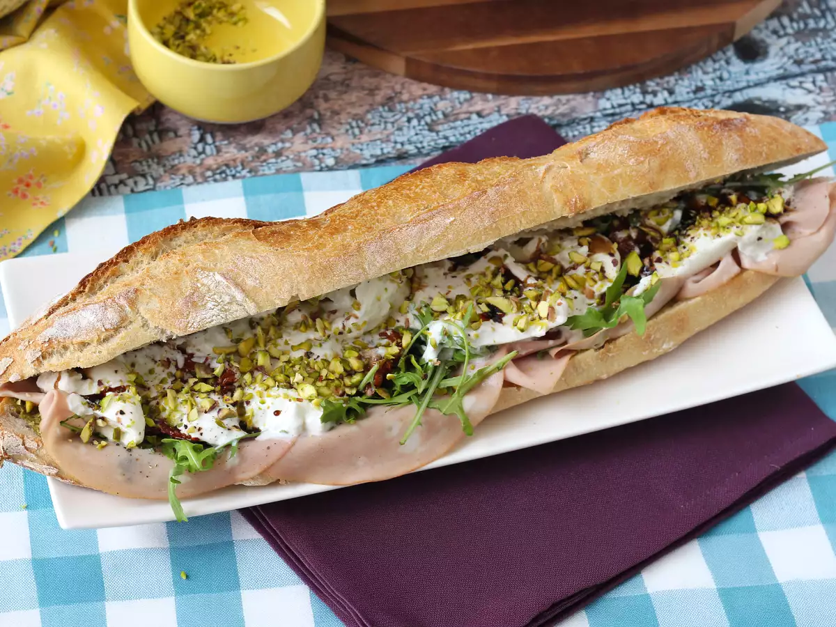Italiensk gourmetsandwich med mortadella og burrataost - foto 6