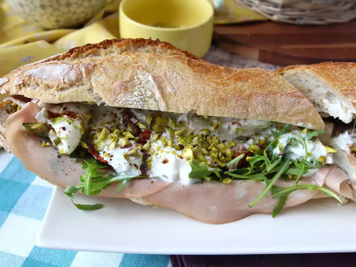 Italiensk gourmetsandwich med mortadella og burrataost - foto 7