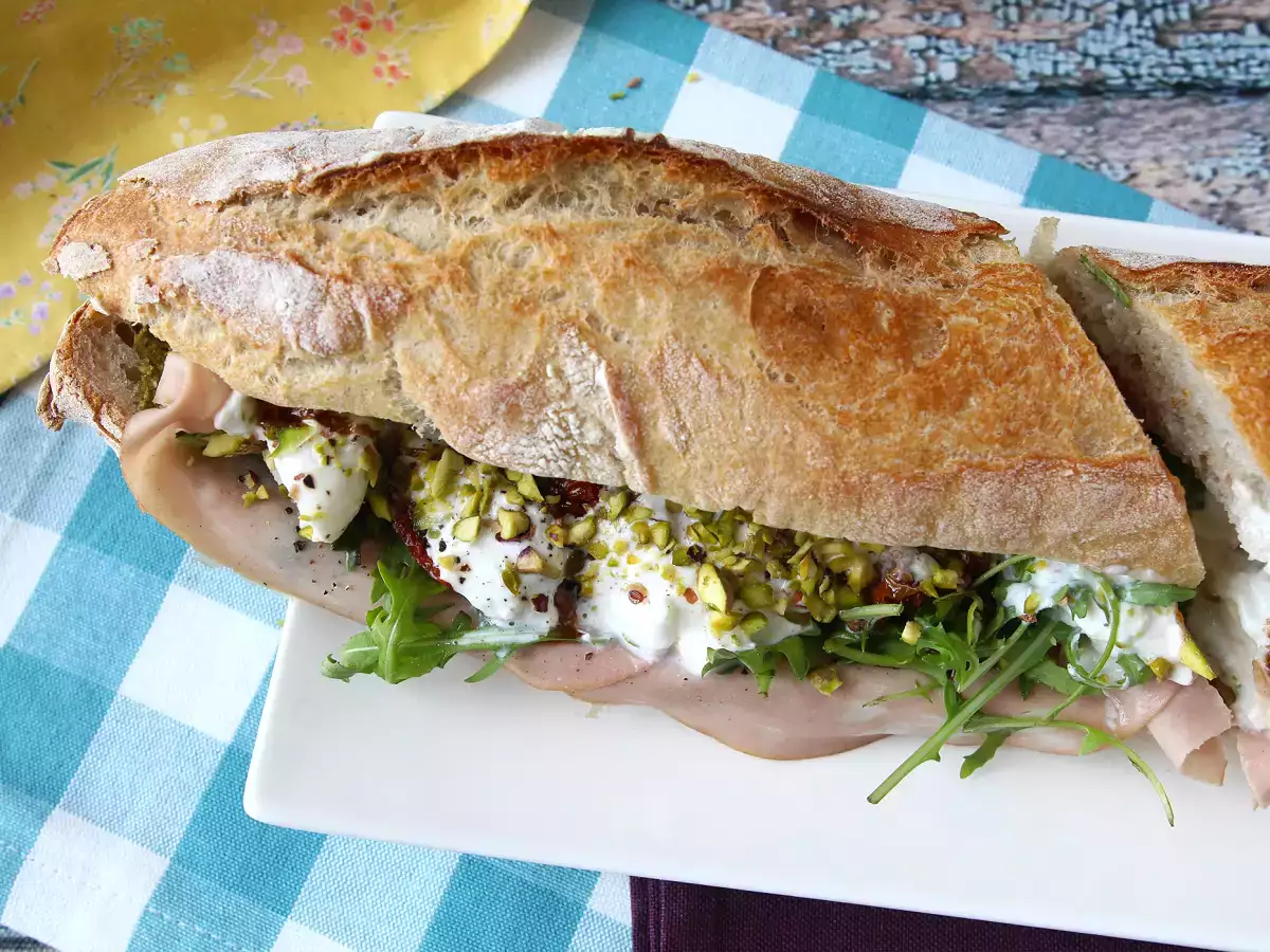 Italiensk gourmetsandwich med mortadella og burrataost - foto 8