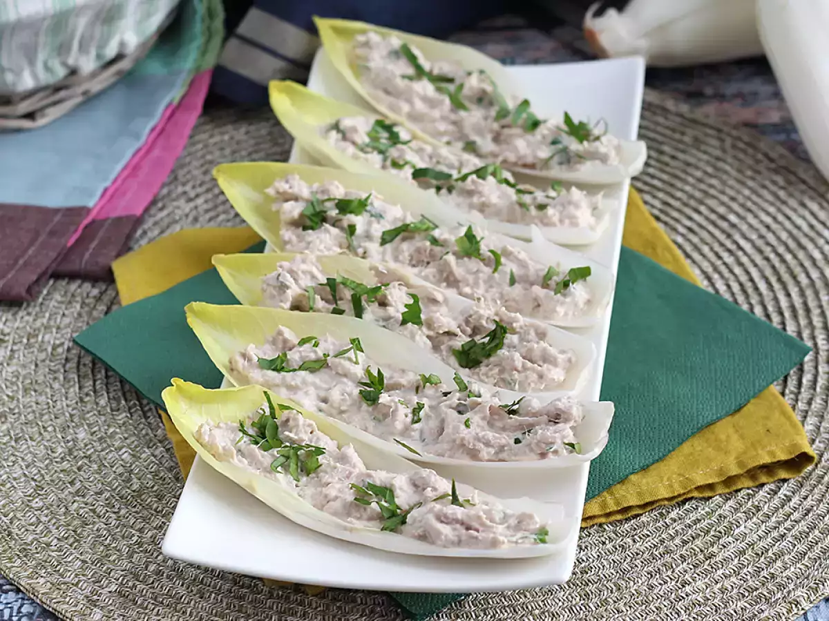 Julesalatblade med tunfyld
