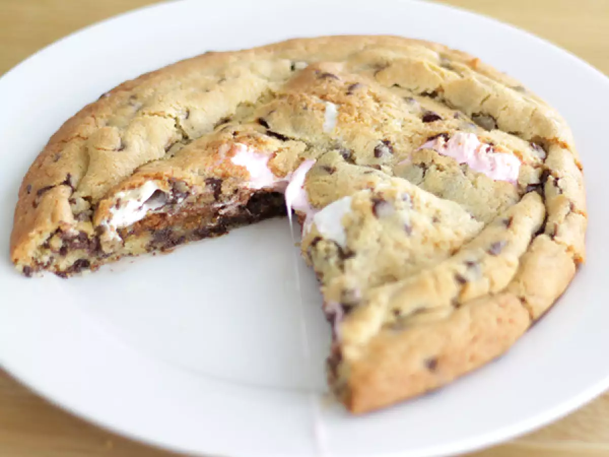 Kæmpe cookie-kage med skumfiduser