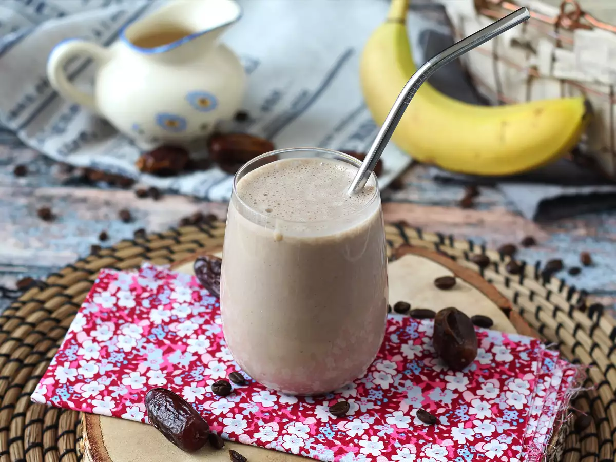 Kaffe- og dadelsmoothie, der vækker dig!