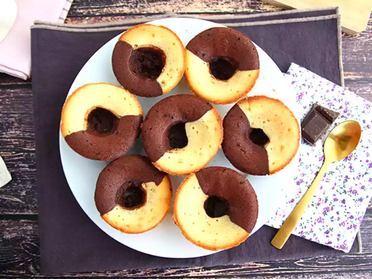 Kage med dobbelt smag af chokolade/vanilje og chokolade i midten