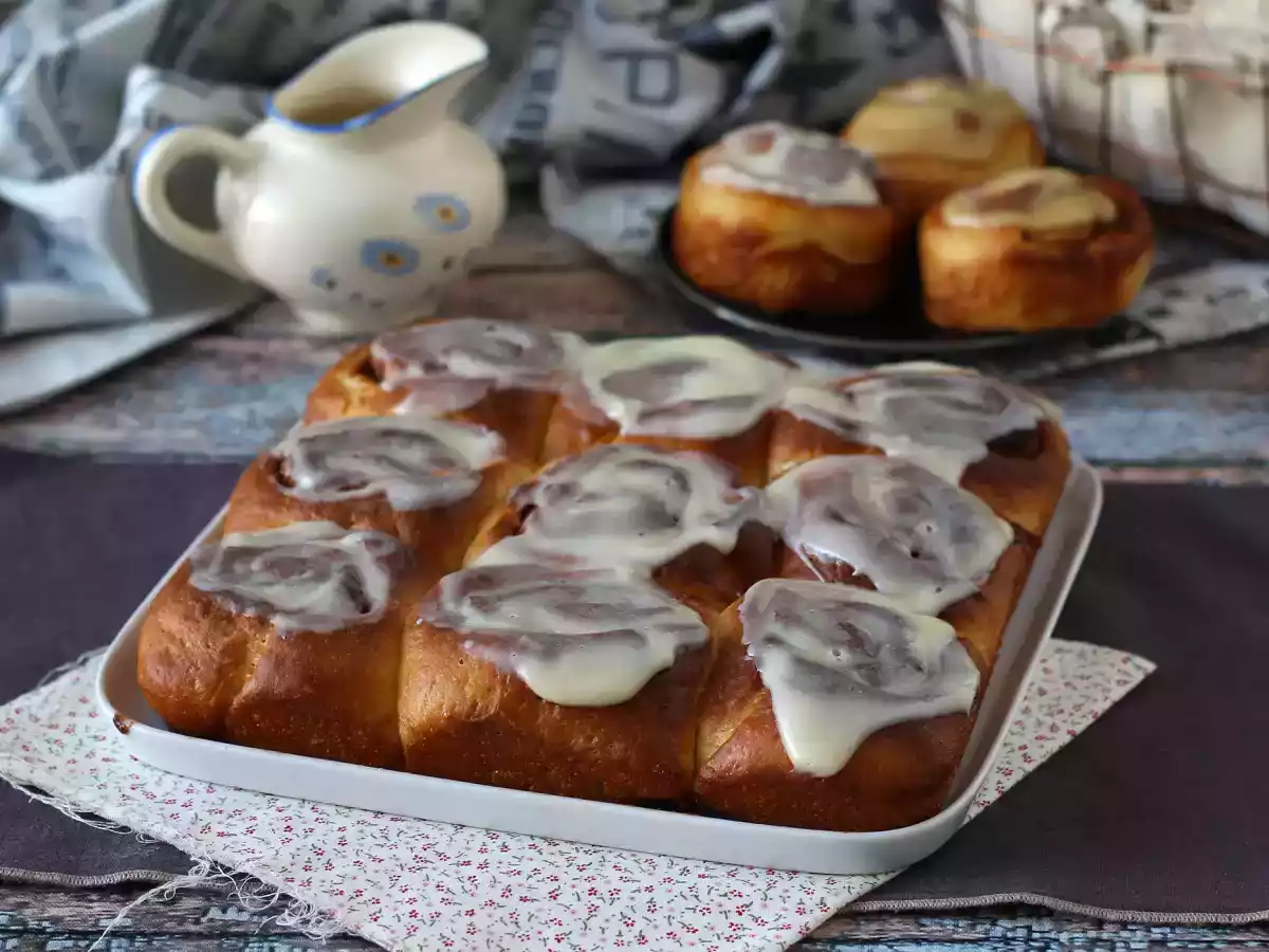 Kanelsnegle, kanelbrioche med vaniljeglasur