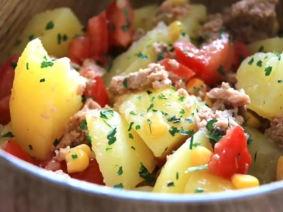 Kartoffel-, tun- og tomatsalat