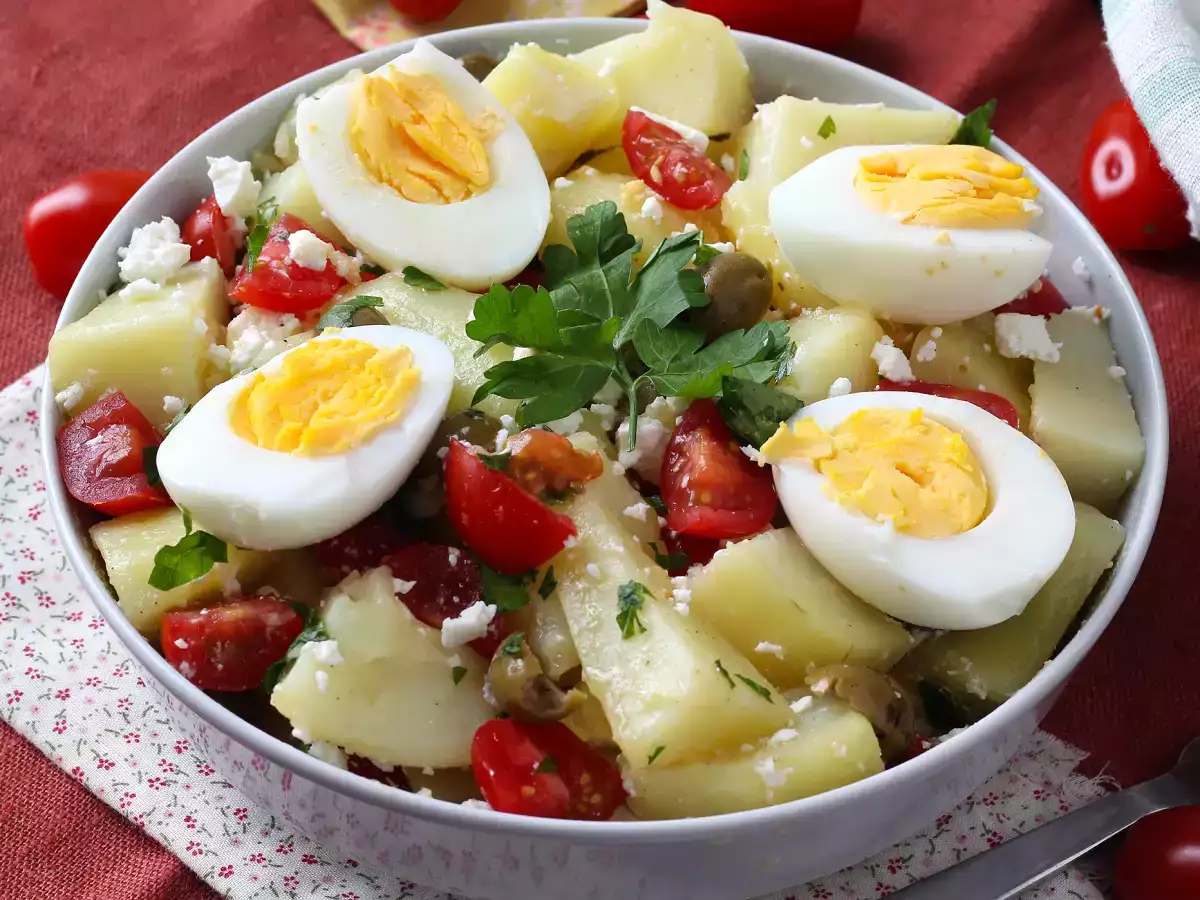 Kartoffelsalat med fetaost, æg og cherrytomater