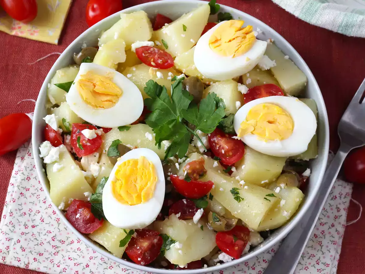 Kartoffelsalat med fetaost, æg og cherrytomater - foto 2