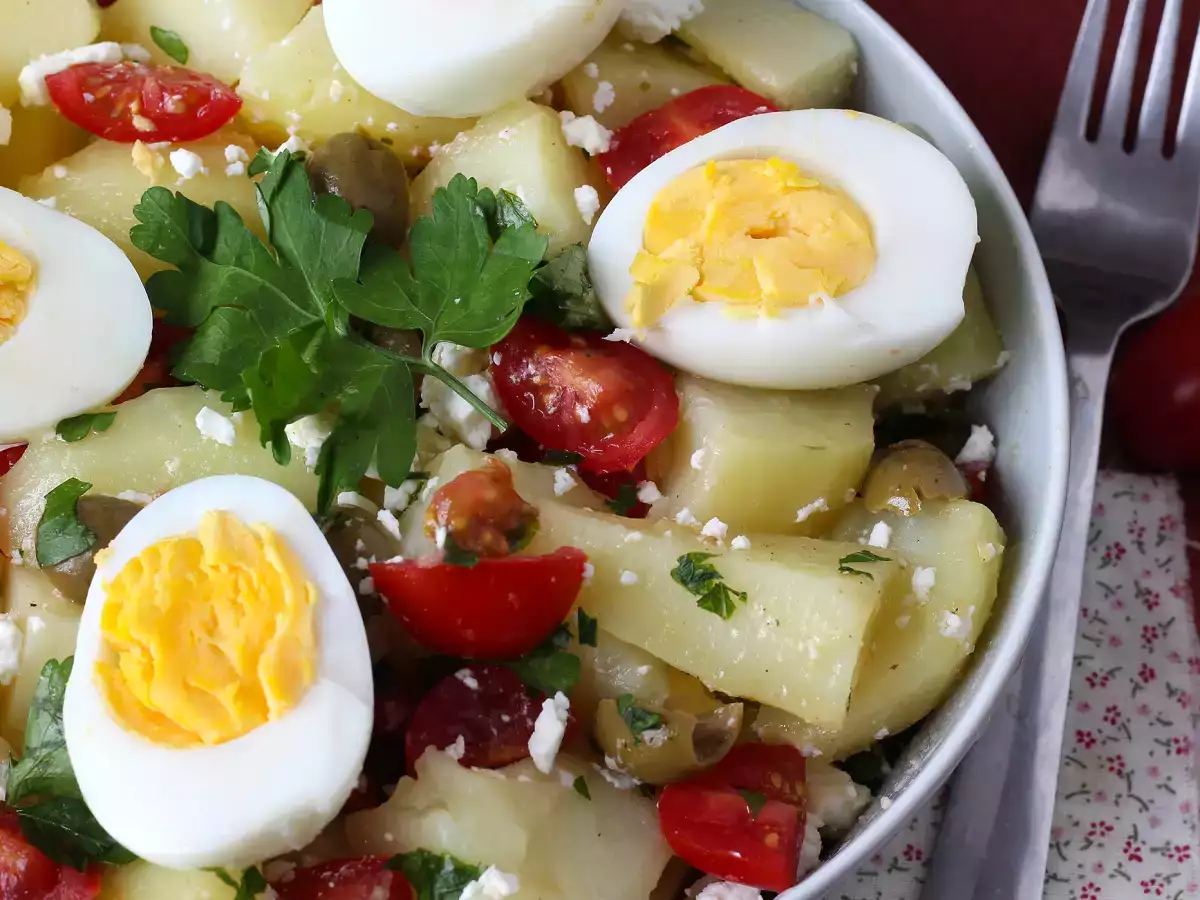 Kartoffelsalat med fetaost, æg og cherrytomater - foto 3