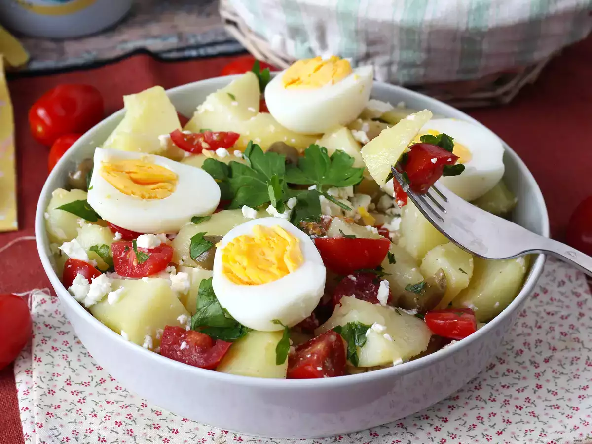 Kartoffelsalat med fetaost, æg og cherrytomater - foto 4