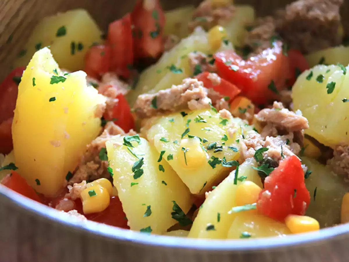 Kartoffelsalat med tun og tomat