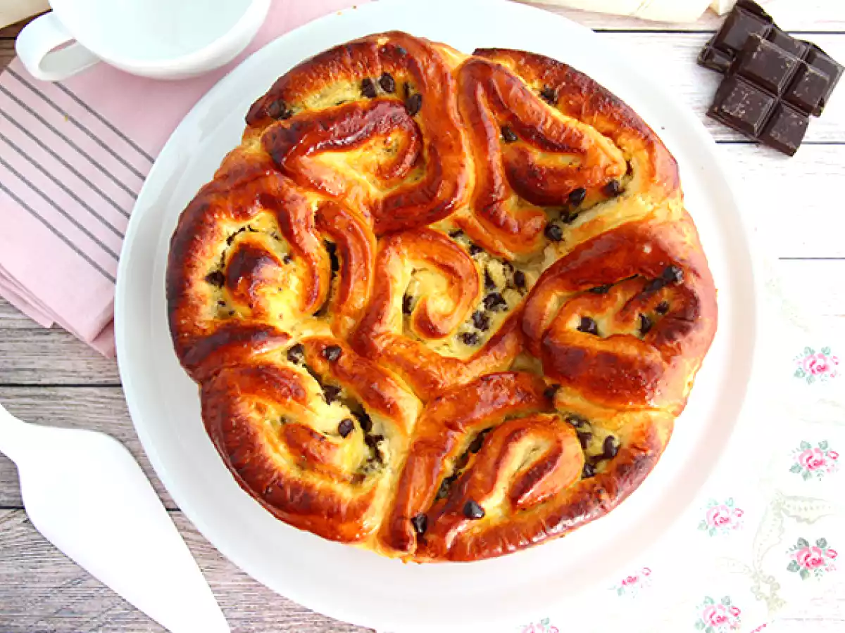 Kinesisk brioche, fyldt med vaniljecreme og chokoladestykker