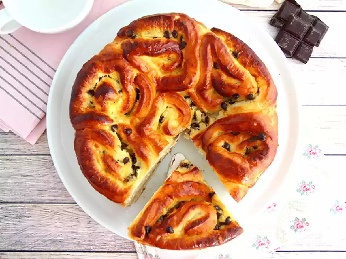 Kinesisk brioche, fyldt med vaniljecreme og chokoladestykker - foto 4