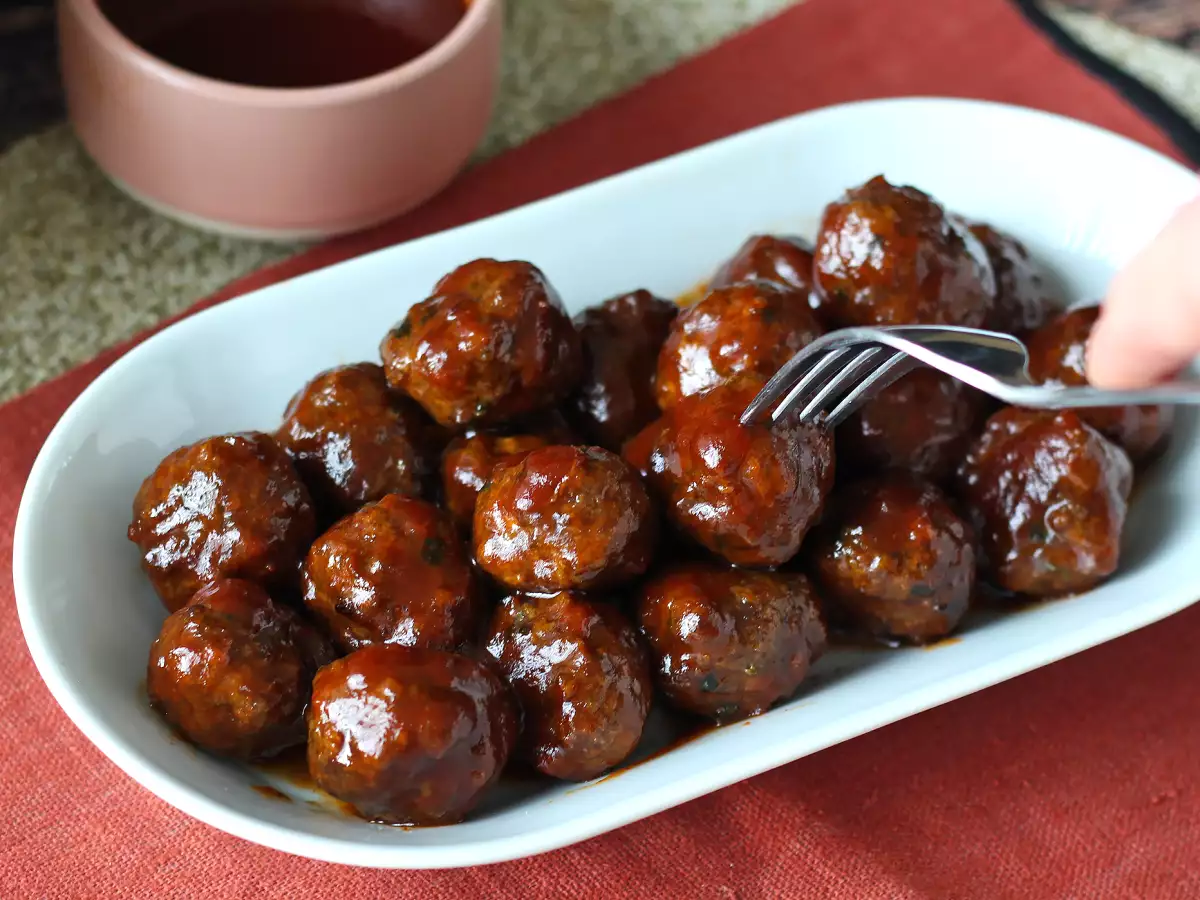 Kødboller i airfryer med sursød barbecuesauce – nem og lækker opskrift