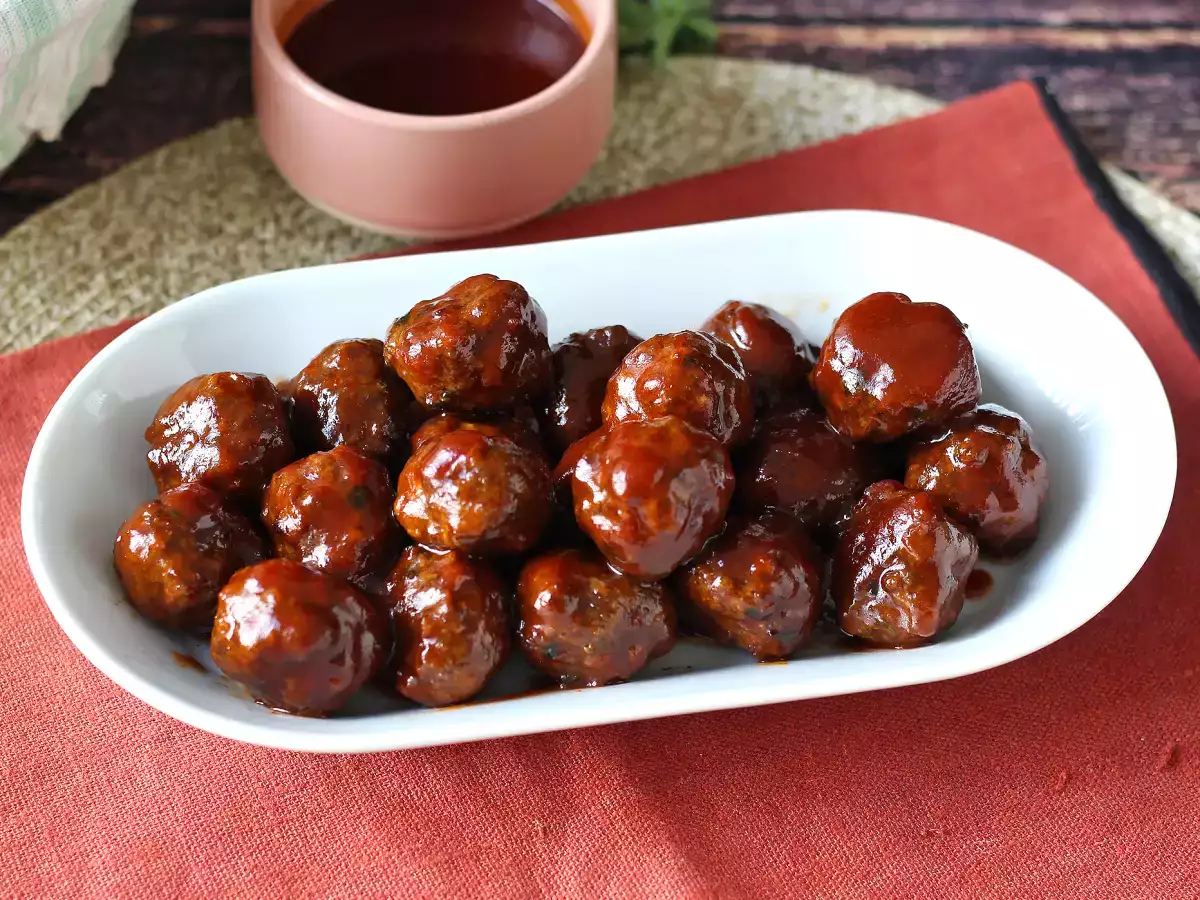 Kødboller i airfryer med sursød barbecuesauce – nem og lækker opskrift - foto 2