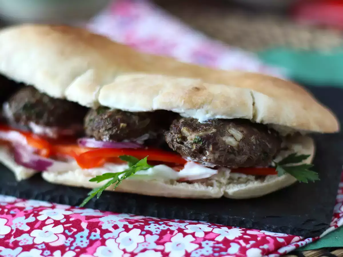 Köfte – tyrkiske frikadeller i brød - foto 2
