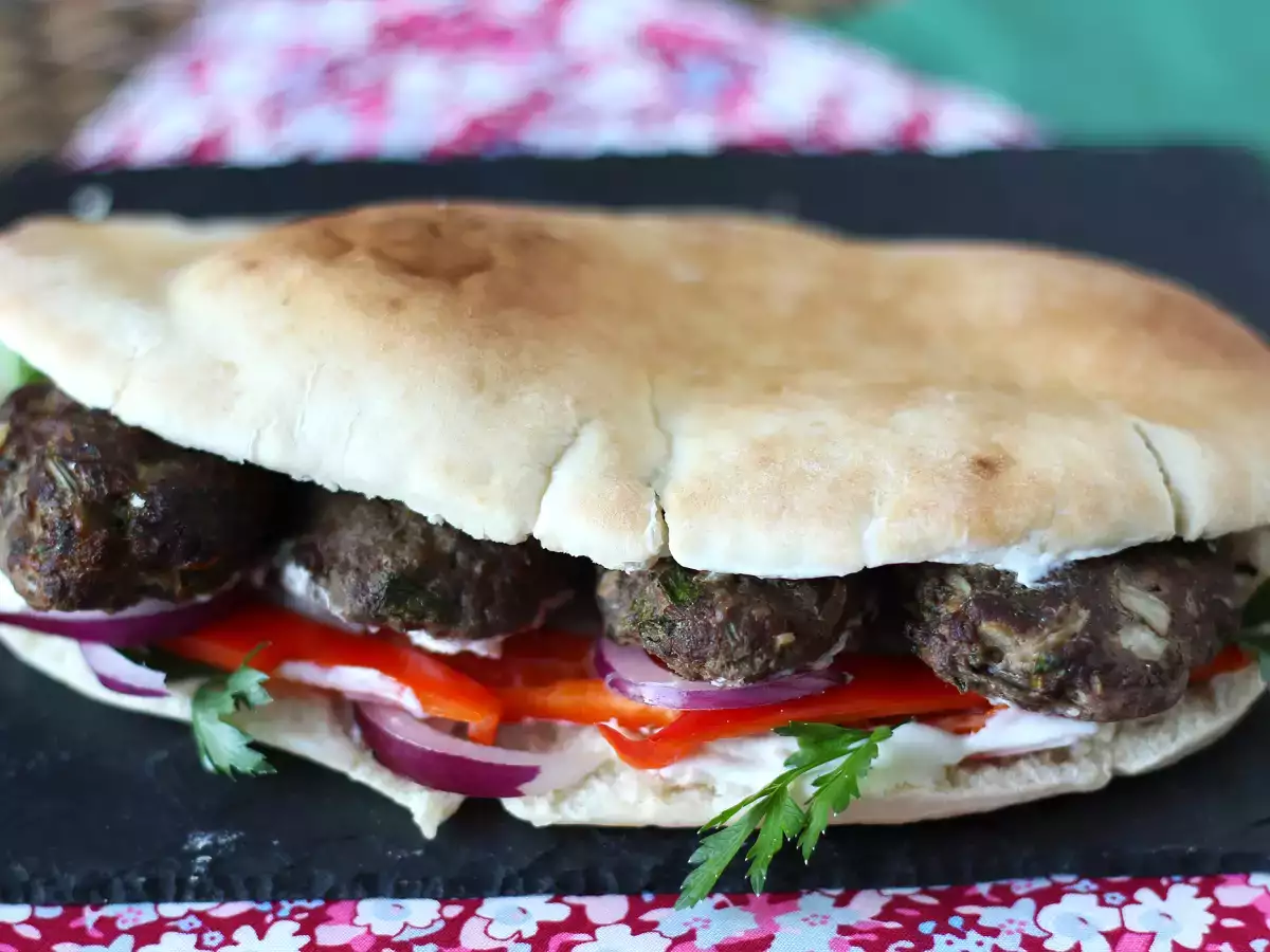 Köfte – tyrkiske frikadeller i brød - foto 3
