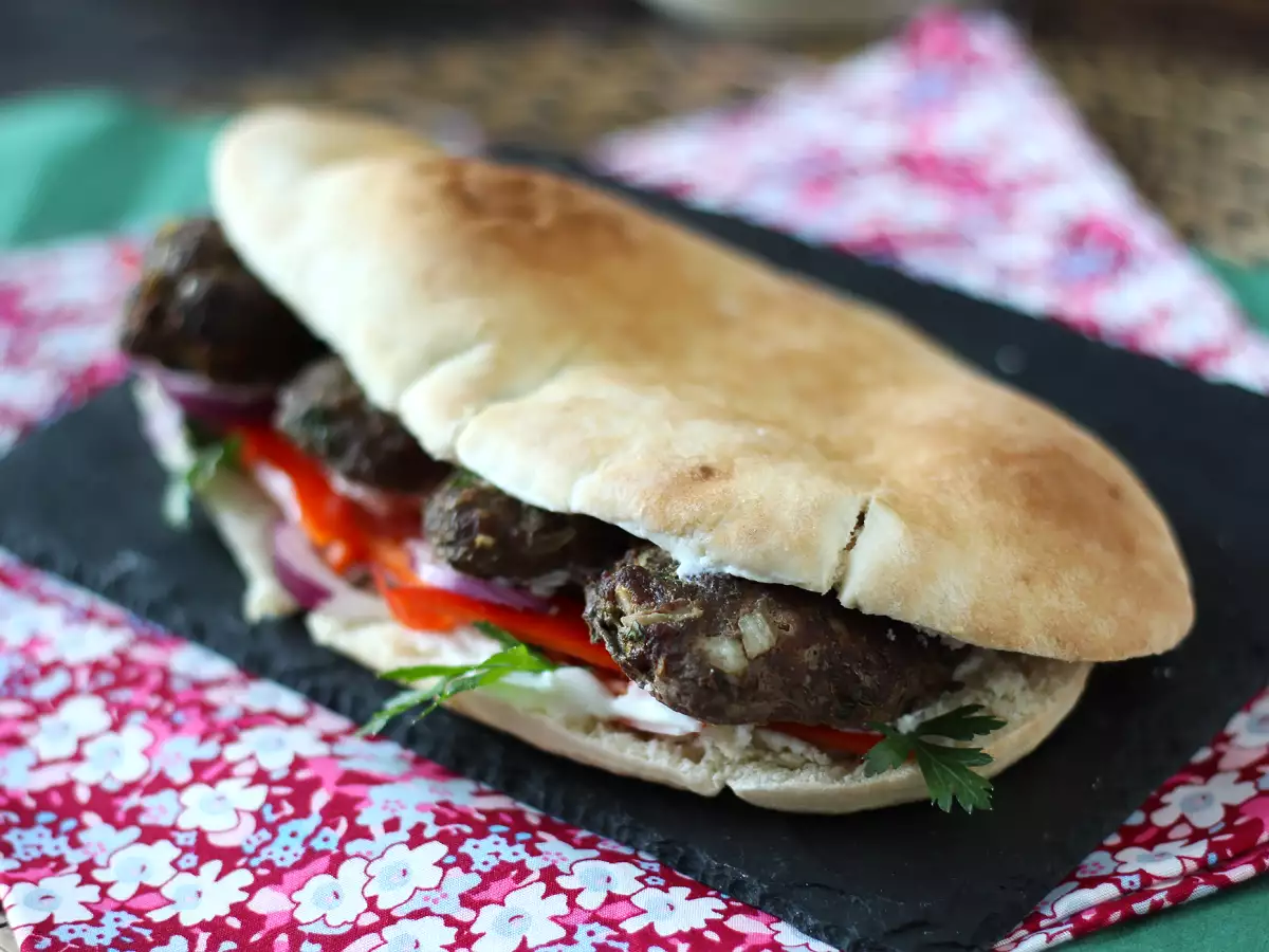 Köfte – tyrkiske frikadeller i brød - foto 4